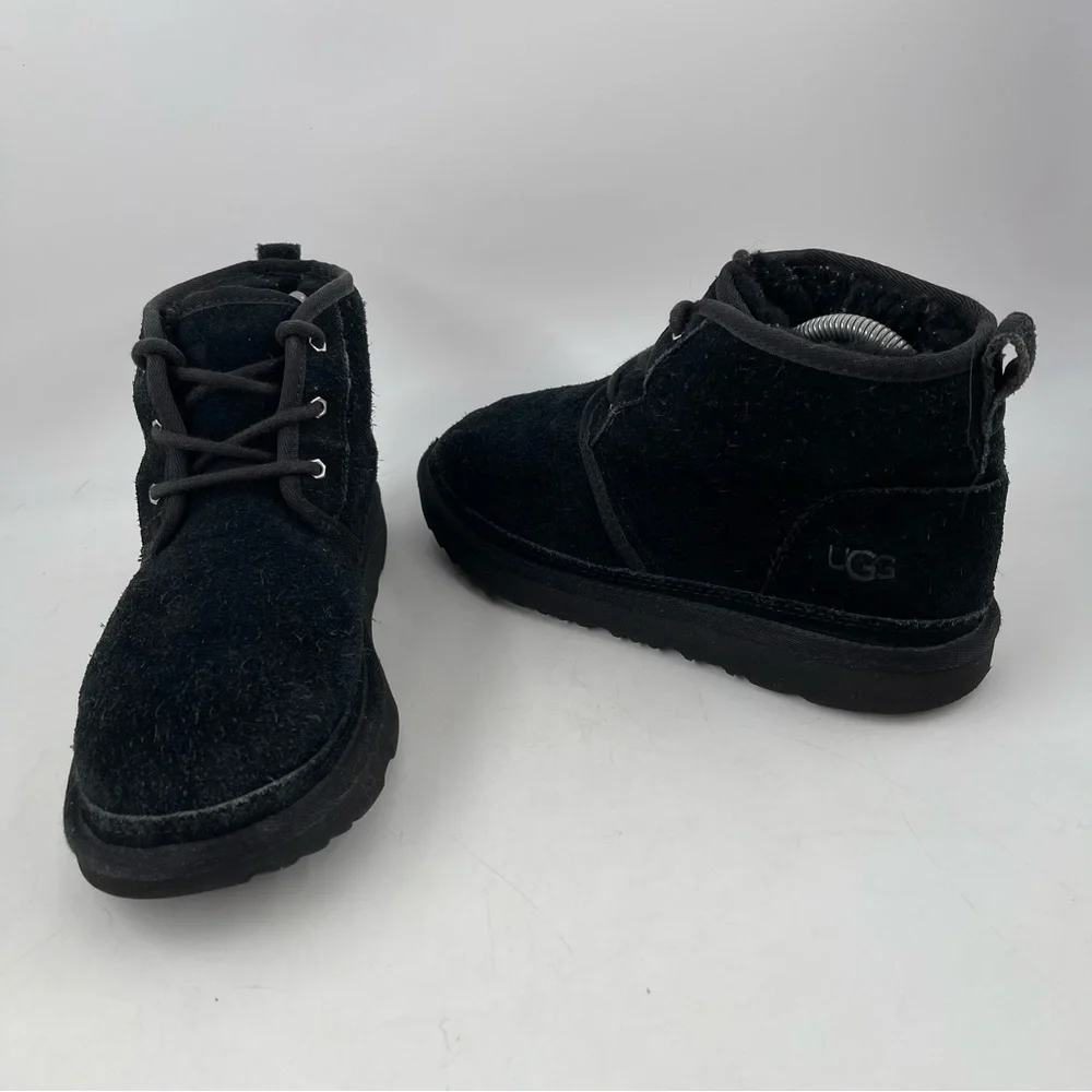 Ugg Unisex Kids Neumel II- SZ 6 -Black Suede Lace-Up Sherpa Lined Chukka Boot.